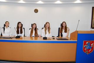 Młodzież rozmawiała podczas debaty o szczęściu w życiu współczesnego nastolatka