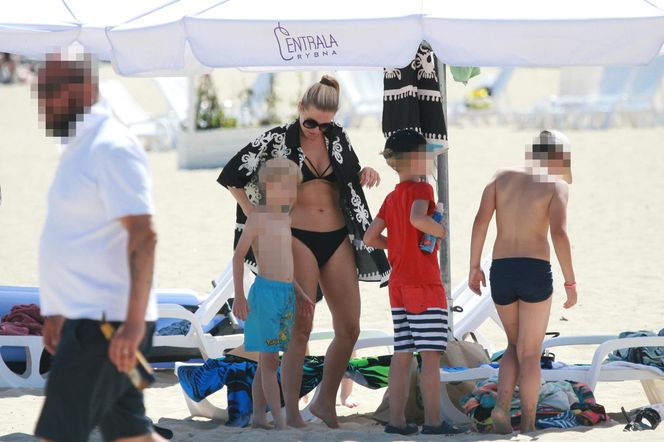 Marlena Muranowicz, wkrótce była żona Mroczka w bikini na plaży.