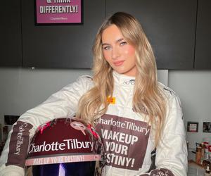 Charlotte Tilbury ogłasza swój pierwszy sponsoring w sporcie. Legendarna marka wesprze Akademię F1