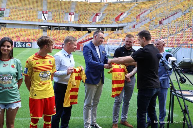 Jagiellonia Białystok zaprezentowała stroje na sezon 2024/25