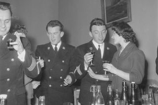 QUIZ PRL. Krem sułtański i kawa z fusami. Jak kawiarnie ratowały od szarości PRL-u? Tylko prawdziwi znawcy PRL-u zdobędą 15/15