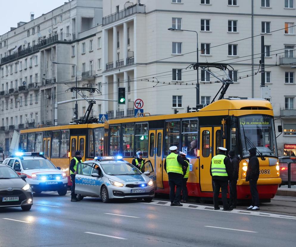 Tramwaj potrącił pieszego w samym centrum Warszawy. Występowały duże utrudnienia
