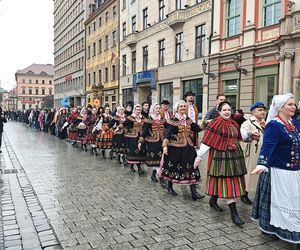 Polonez dla Fredry 2025 we Wrocławiu. Maturzyści zatańczyli na Rynku [ZDJĘCIA]