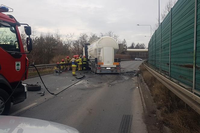 Tragiczny wypadek w Jaworznie. Osobowy seat wpadł wprost na ciężarówkę! Nie żyje młoda kobieta