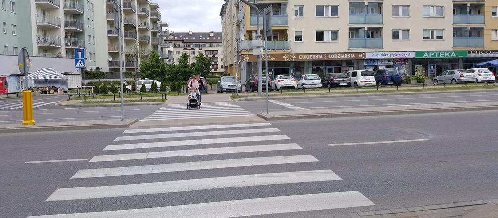 Przejście dla pieszych w alei KEN przy ul. Telekiego. Czarny punkt na mapie Warszawy