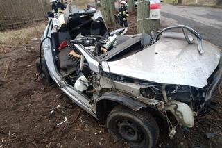 Macierz. 37-latek i 28-latka zginęli po uderzeniu w drzewu. To byli strażacy ochotnicy [ZDJĘCIA]