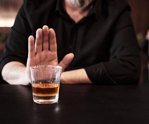 Tak zmienia się organizm po odstawieniu alkoholu. Po miesiącu skorzysta nie tylko cera