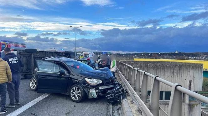 Kraksa na krakowskim odcinku A4. Jedna osoba nie żyje! Gigantyczne utrudnienia