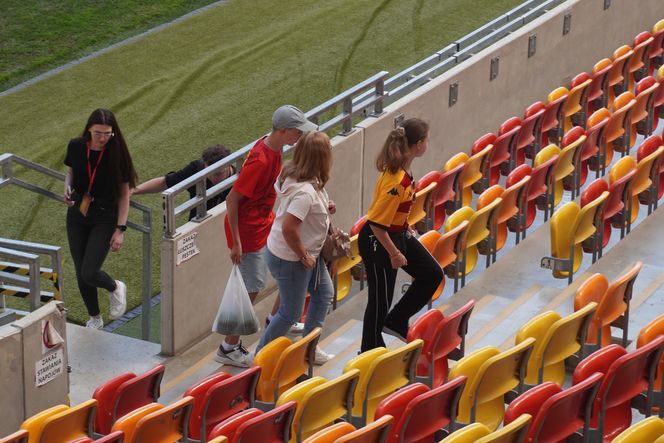 Pożegnianie Murawy na Chorten Arenie. Jagiellonia Białystok rozdaje boisko swoim kibicom