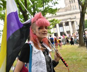 Parada Równości 2023 w Warszawie. Tysiące ludzi na ulicach stolicy [ZDJĘCIA]