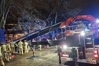 Kurier wjechał busem do miejskiej fosy. Akcja wyciągania pojazdu trwała kilka godzin 