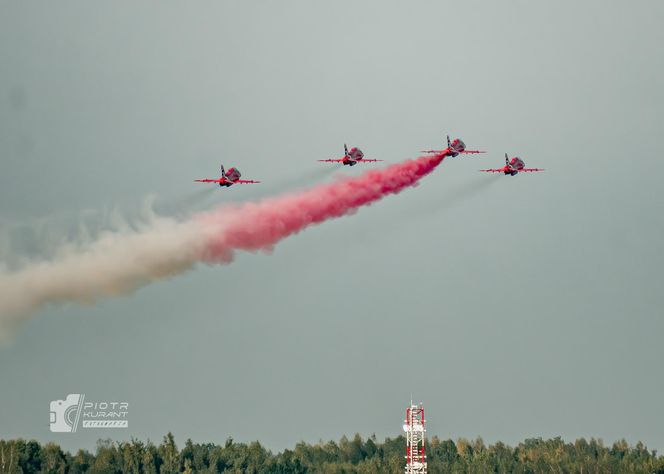 Wzruszający gest pilotów odlatujących z Radomia. Polska flaga na niebie dla „Slaba”