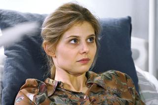 Barwy szczęścia, odcinek 2215: Ciąża Iwony zagrożona. Ukryje się przed rodziną, a tragedia Huberta pogorszy jej stan