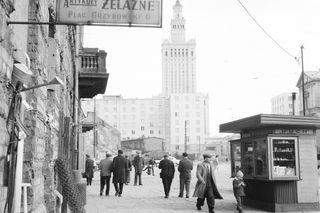 QUIZ PRL. Szybko, tanio i po drodze. Czy pamiętasz, co kupowałeś w kioskach Ruchu? 