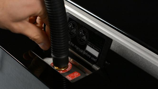Uzupełnianie paliwa w biokominku automatycznym.