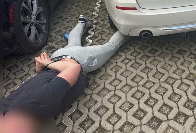 Uciekał kradzionym BMW, radiowóz wylądował na dachu. Pirat drogowy w rękach policji