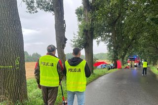 Kierowca forda wypadł z drogi i huknął w drzewo! Tragiczny wypadek w Piotrowicach