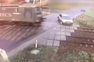 Rusiec: Auto jechało wprost pod ROZPĘDZONY pociąg! PRZERAŻAJĄCE nagranie z przejazdu kolejowego! [WIDEO]