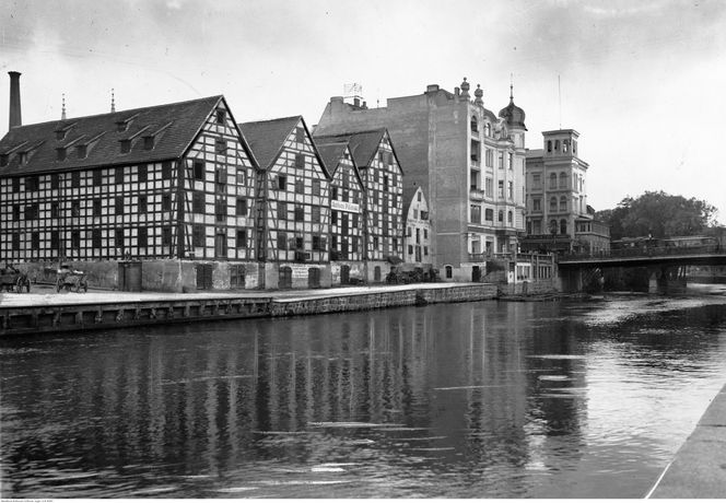 Tak wyglądały spichrze nad Brdą w Bydgoszczy przed pożarem w 1960 roku. Ogień strawił doszczętnie dwa z nich