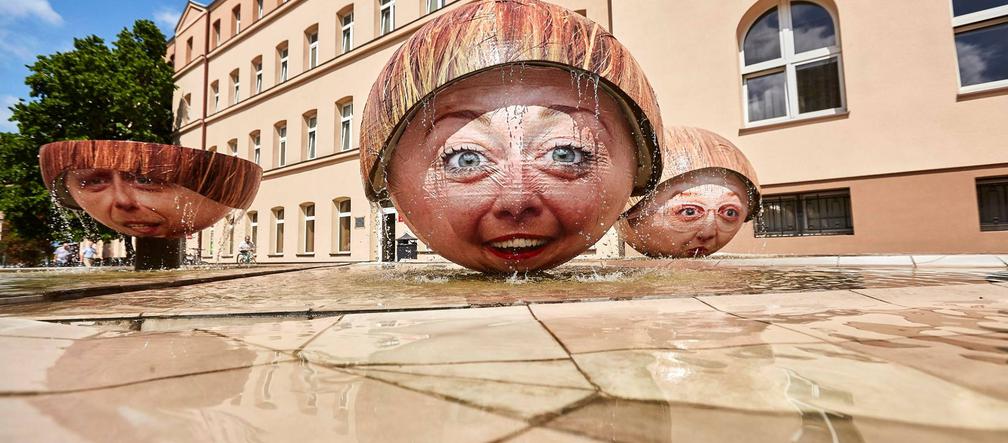 1 Wielkie głowy pojawiły się m.in. w fontannie w Pasażu Schillera