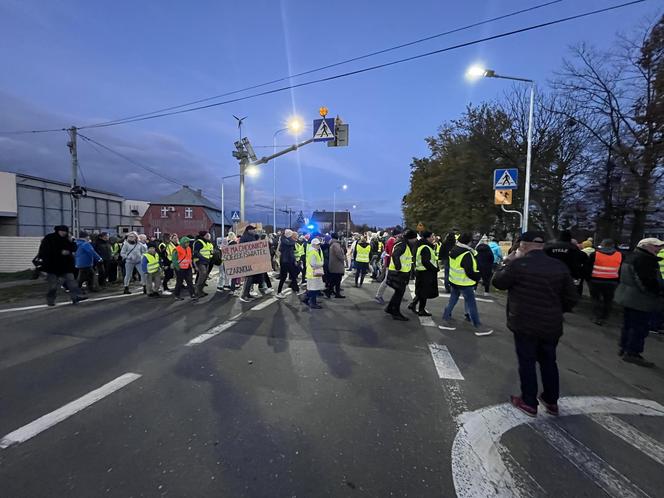 Protest na DK nr 80 po wypadku, w którym zginął 15-letni Kuba. Mieszkańcy zablokowali drogę