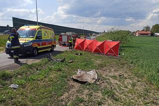 Tragiczny wypadek w okolicy Pruszcza - młody kierowca zginął na miejscu, a jego narzeczona walczy o życie w szpitalu