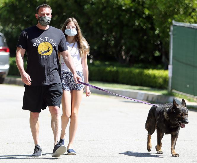 Ben Affleck z 14-letnią córką na spacerze w maseczkach. Tym razem bez papierosa [FOTO]