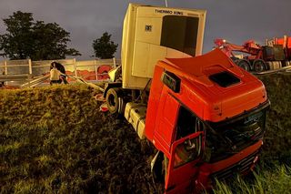 Ciężarówka runęła z nasypu na węźle pod Warszawą