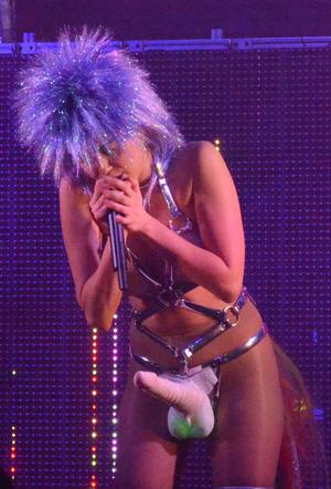 Miley Cyrus w Chicago - zdjęcia z dildo i sztucznymi cyckami