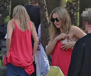 Małgorzata Socha przebiera się na środku parku. Nie dali jej nawet garderoby. Mamy zdjęcia