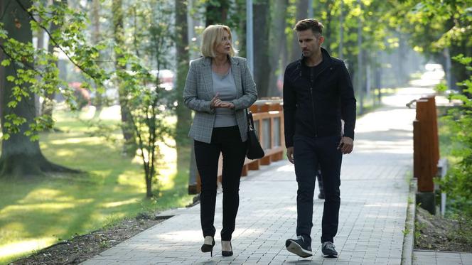 M jak miłość, odc. 1489: ciotka Skalska (Agata Rzeszewska), Kamil (Marcin Bosak)