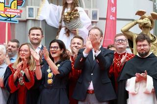 Oświadczyny na Jarmarku Dominikańskim. Takiego rozpoczęcia jeszcze nie było!