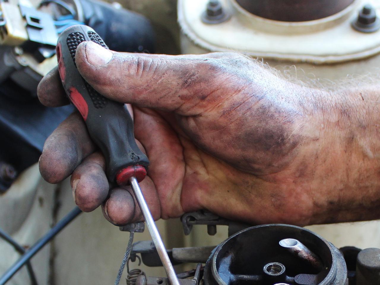 Elbląg. Chciał ukraść katalizator, a o mało nie zginął! Złodziej sam sprowadził policję