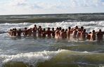 Białe delfiny, czyli koniec wakacji w Mielnie. Ratownicy pożegnali sezon na golasa