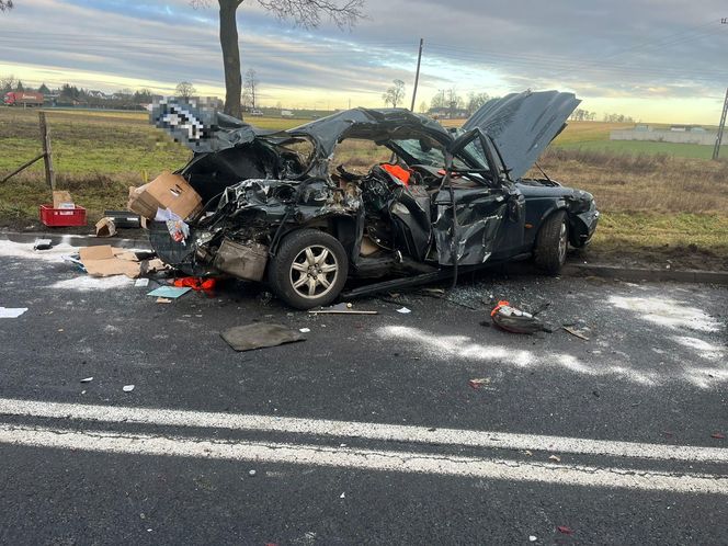 Wypadek na DK12 we Wschowie. Samochód osobowy zderzył się z ciagnikiem rolniczym