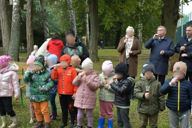 Afera w szkole w Czerninie. Uczniowie z kieliszkami na otwarciu placu zabaw