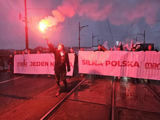 Marsz Niepodległości przechodzi przez most Poniatowskiego