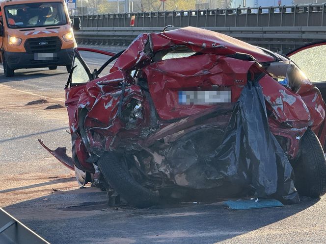 Śmiertelny wypadek na S8! Jedna osoba nie żyje po zderzeniu trzech ciężarówek 