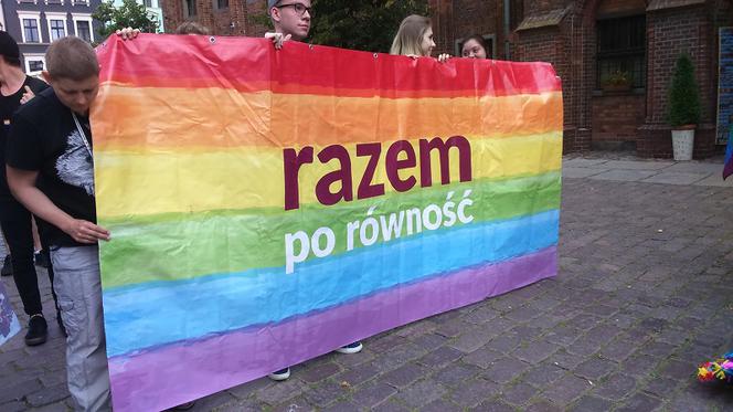  Toruń mówi NIE mowie nienawiści! Tęczowy wiec na Rynku Staromiejskim [ZDJĘCIA]