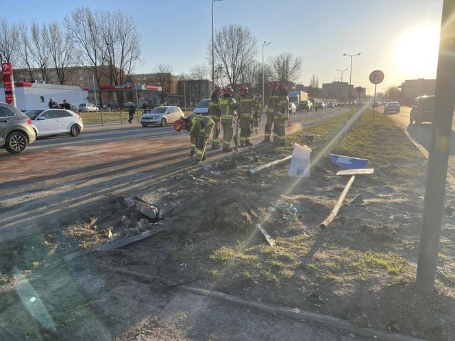 W Krakowie ciężarówka staranowała stojące przed nią auta. W kabinie był nieprzytomny kierowca