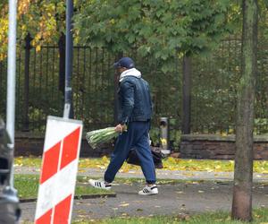 Maciej Kurzajewski kupuje Katarzynie Cichopek kwiaty na bazarku