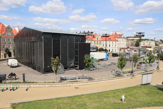 Przed sobotnim koncertem trwa budowa sceny na pl. Zamkowym w Lublinie