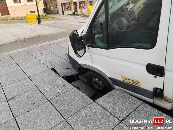 Bochnia. Dostawczak zniszczył nową fontannę na rynku [ZDJĘCIA]