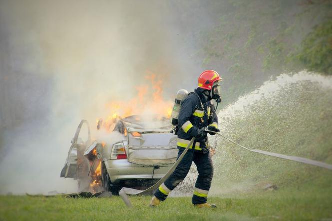 Wybuchy, płonące samochody, pościgi w Radomiu!