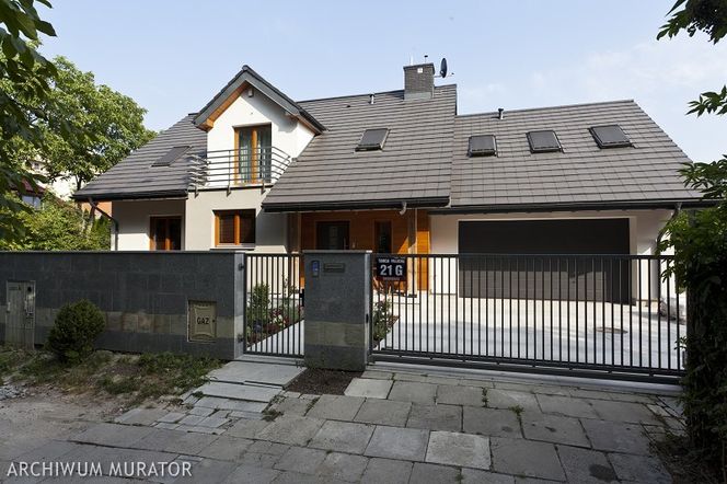 Montaż rolety zewnętrznej na oknie dachowym. Zdjęcia