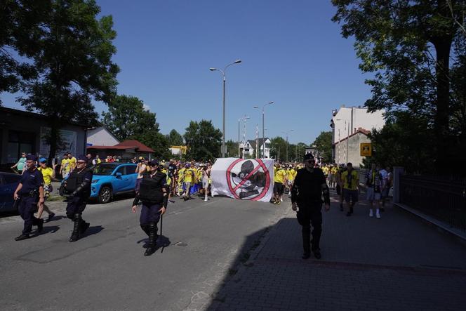 Przemarsz kibiców Stali Gorzów przed meczem z Falubazem Zielona Góra