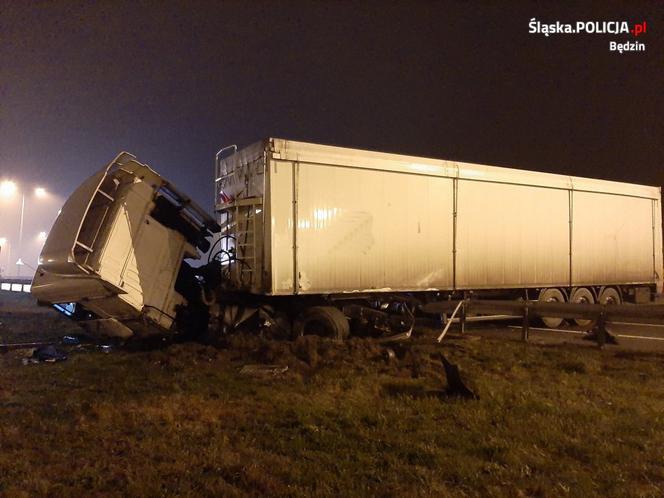 Koszmarny wypadek na S1 w Mierzęcicach! Zmasakrowany samochód i powalona ciężarówka