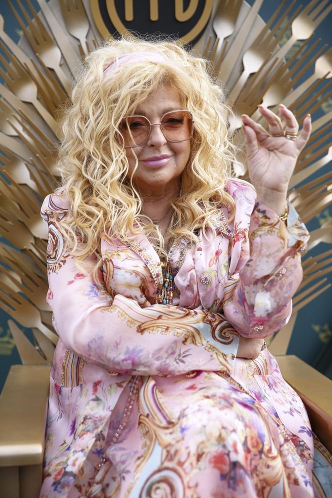 Różowiutka Magda Gessler wdzięczy się jak mała dziewczynka. I włoski jakby jaśniejsze...