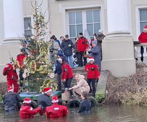 Udekorowana choinka stanęła na środku rzeki w Kaliszu