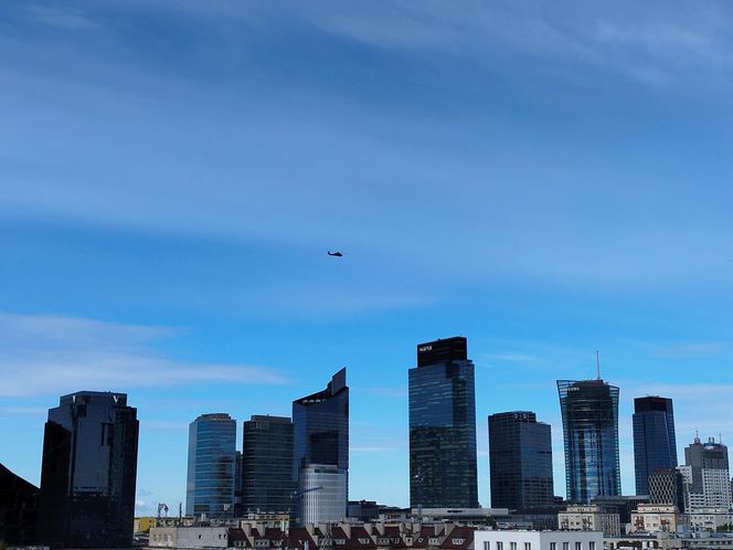 Blackhawk latał nad Warszawą. Zawisł nad najwyższym wieżowcem